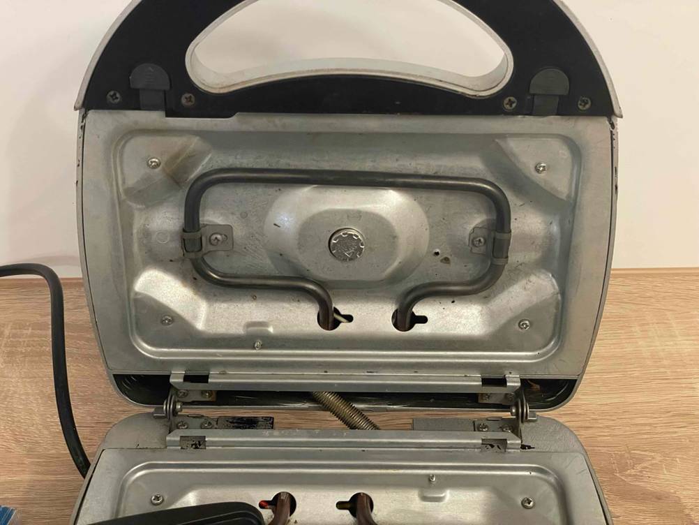 Ansicht von oben auf den Heizstab eines geöffneten Sandwichmakers 3 in 1 im Test.