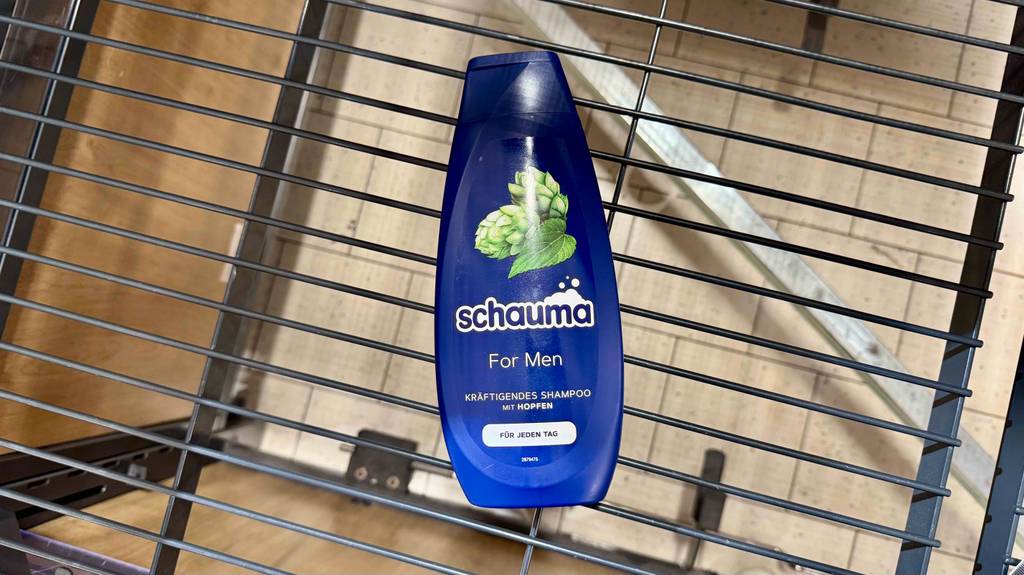 Schauma-Shampoo-Männer-Test: Eine blaue Quetschflasche mit Shampoo liegt in einem Einkaufskorb.