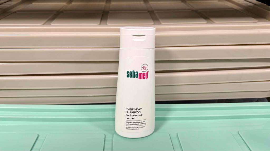 Getestetes Sebamed-Shampoo: Eine weiße Quetschflasche steht vor Aufbewahrungsbehältern.