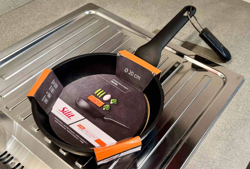 Die getestete Silit-Pfanne in Schwarz steht auf einer Küchenspüle.