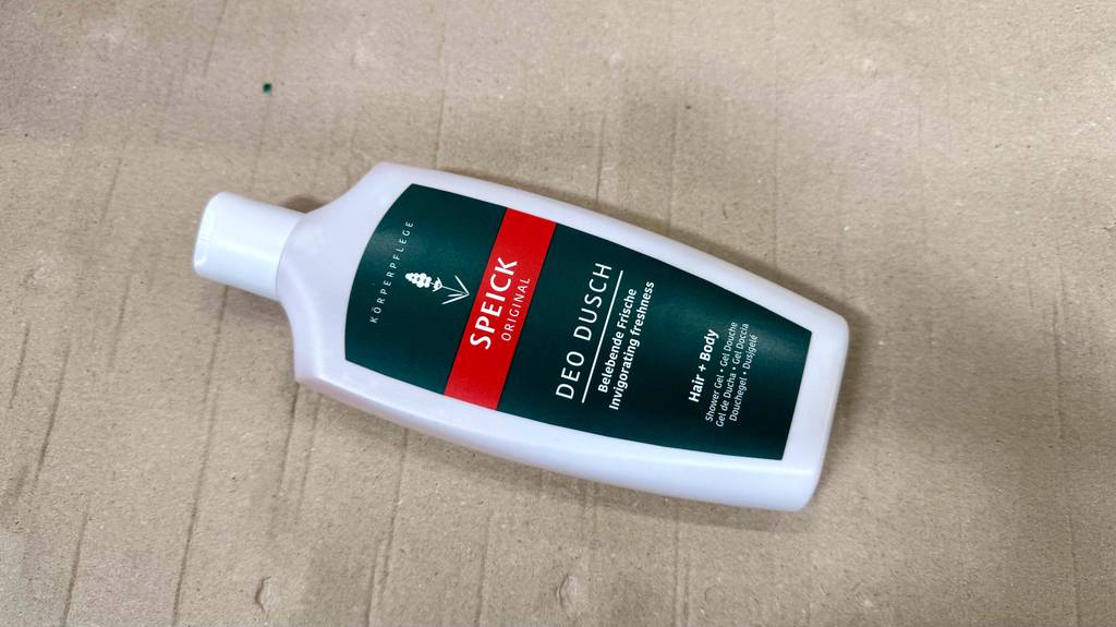 Getestetes Speick-Duschgel liegt in der Quetschflasche auf dem Boden.