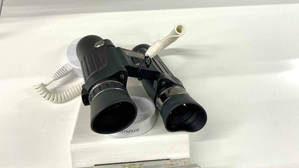 Ansicht auf die flexiblen Augenringe eines schwarzen Steiner-Fernglases im Test, das gesichert auf einer weißen Fläche ausgestellt ist.