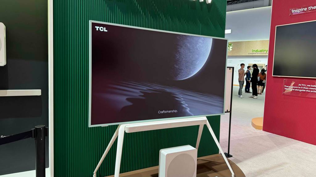 Im Test: Ein TCL-Fernseher mit weißem Rahmen von vorn betrachtet, befindet sich in einem Ausstellungsbereich.
