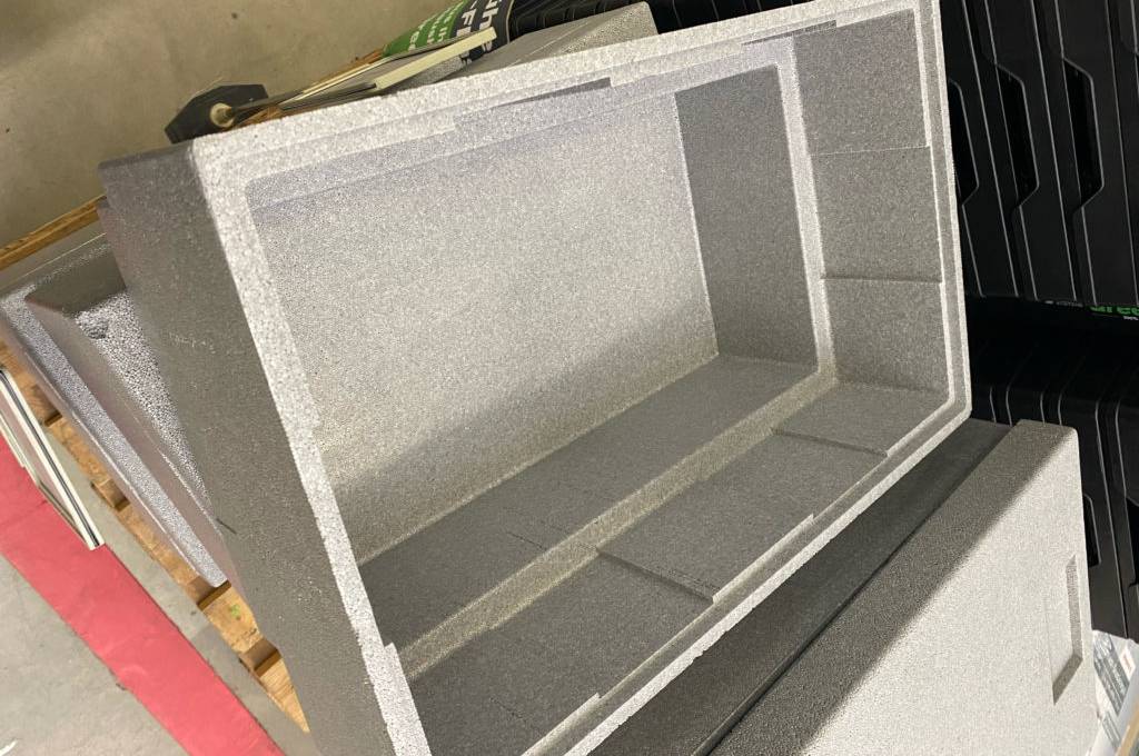 Getestet: Thermobox inklusive Deckel steht geöffnet in einem Ausstellungsbereich auf einer Palette mit anderen Boxen zur Aufbewahrung.