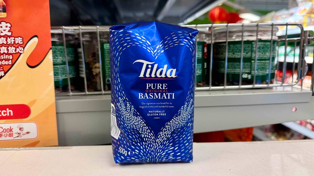 Eine blaue 500-g-Packung mit Tilda-Reis im Test steht auf einem Regal im Supermarkt.