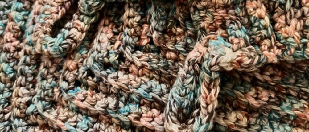 Topflappen im Test: Nahaufnahme des Materials von gehäkelte Baumwolltopflappen in Ertönen.