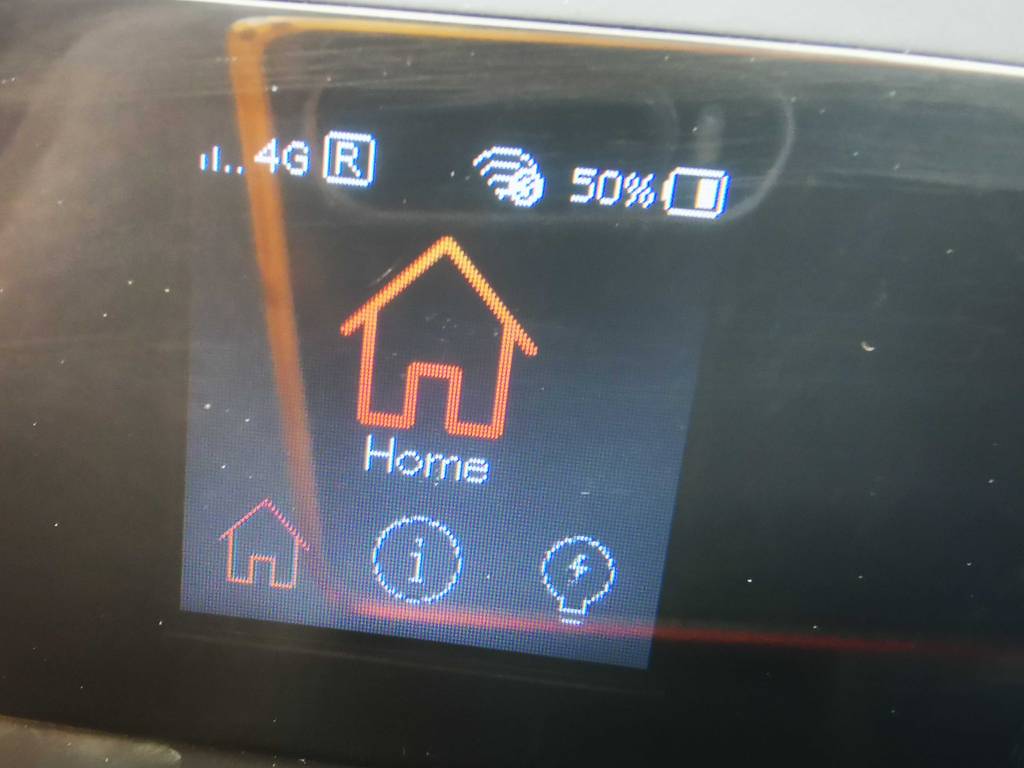 Detailansicht des eingeschalteten Farbdisplays an dem TP-Link-Router im Test.