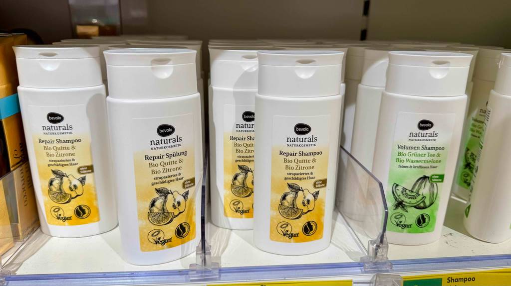 Im Test: Veganes Shampoo von Bevola steht in einem Verkaufsregal neben Volumen-Shampoo.
