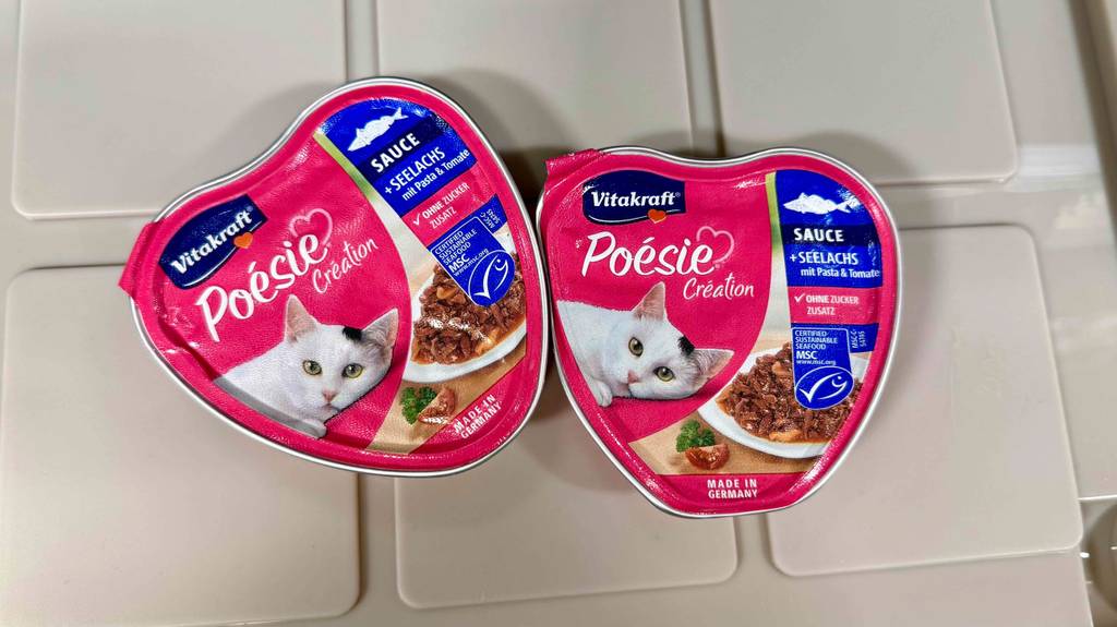 Im Test: Vitakraft-Katzenfutter in der Schale liegt auf einem Fliesenboden.