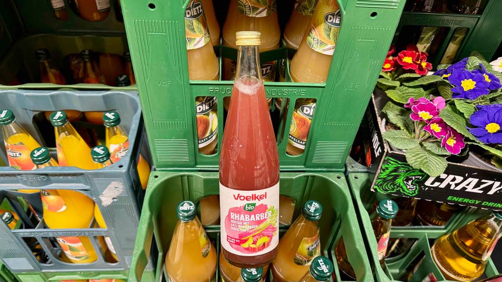 Getestet: Voelkel-Saft in der Glasflasche steht auf einem Getränkekasten im Supermarkt.