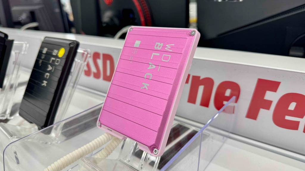 Getestet: Eine 2-TB-HDD-Festplatte in Rosa befindet sich auf einem Ausstellungsregal.
