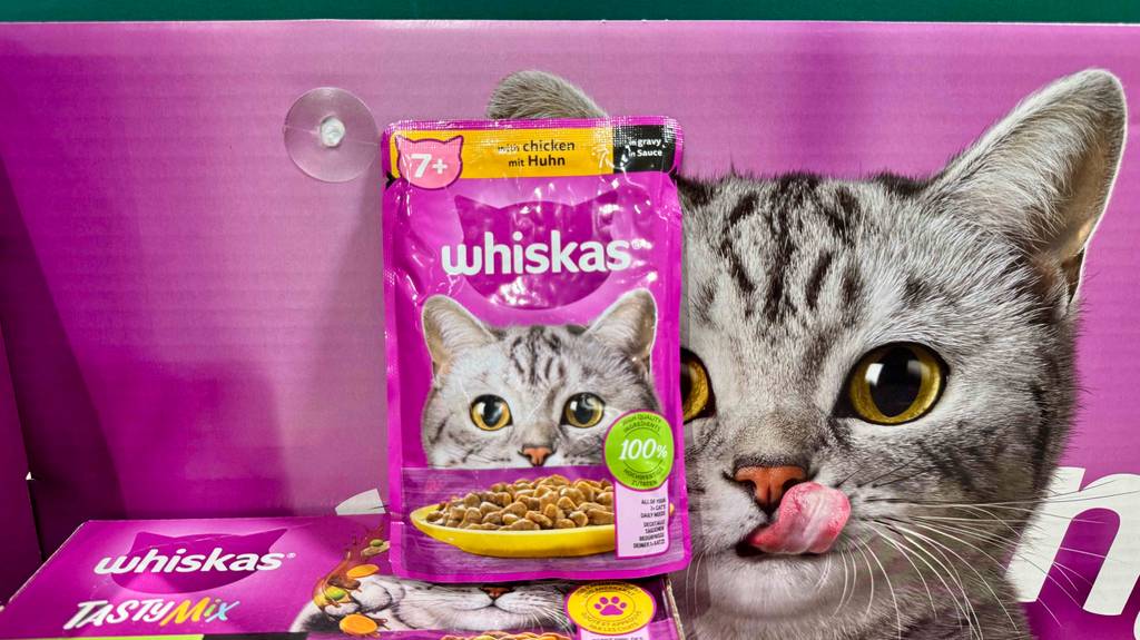 Getestet: Whiskas-Nassfutter im pinkfarbenen Frischhaltebeutel steht neben einem Katzenbild.