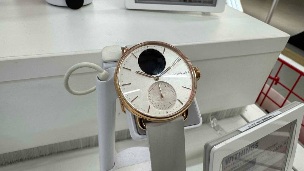 Großansicht des weißen Ziffernblatts einer getesteten Uhr von Withings, inklusive weißem Lederarmband.
