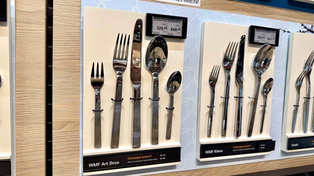 WMF-Bestecke im Test: Mehrteilige Bestecke aus Edelstahl stehen inklusive Preisschilder im Verkaufsbereich.