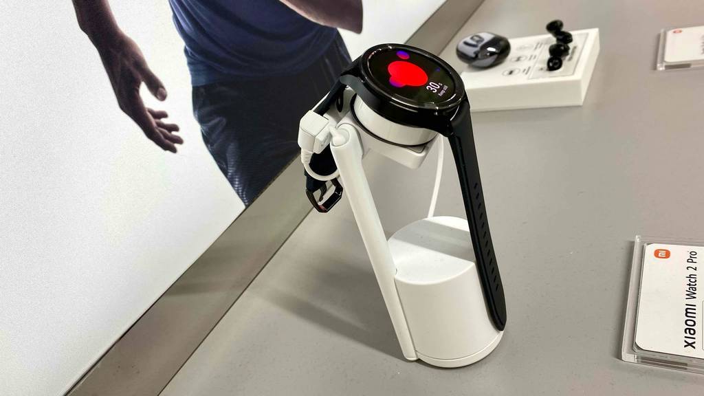 Xiaomi-Smartwatch im Test: eine schwarze 2 Pro Ausführung auf einem gesicherten Ausstellungsständer auf einem Ausstellungstisch im Verkauf.