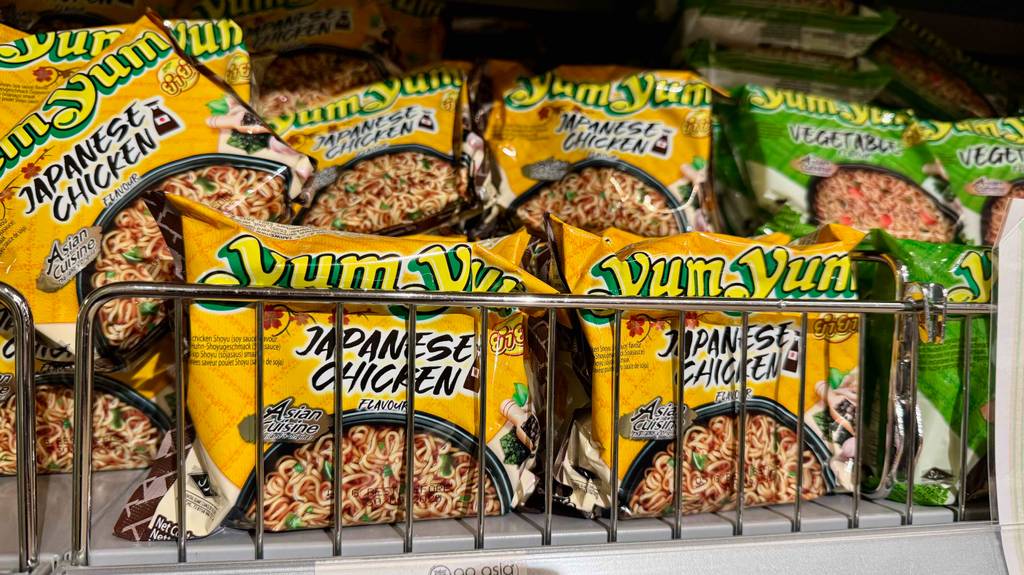 Getestet: Yum-Yum-Nudeln befinden sich in mehreren Tüten auf einem Verkaufsregal.