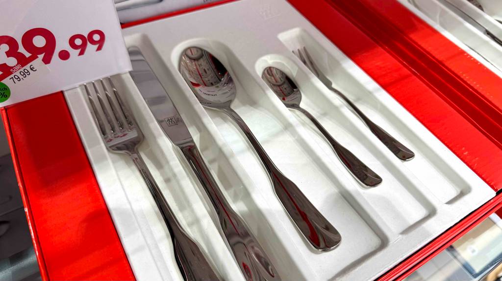 Im Test: das Zwilling-Besteckset in der offenen Packung im Detail betrachtet.