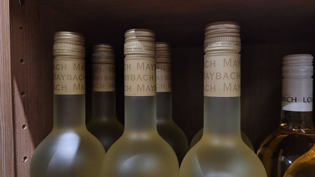 Im Test: Der Maybach-Wein in der Flasche mit Schraubverschluss steht in einem Verkaufsregal.