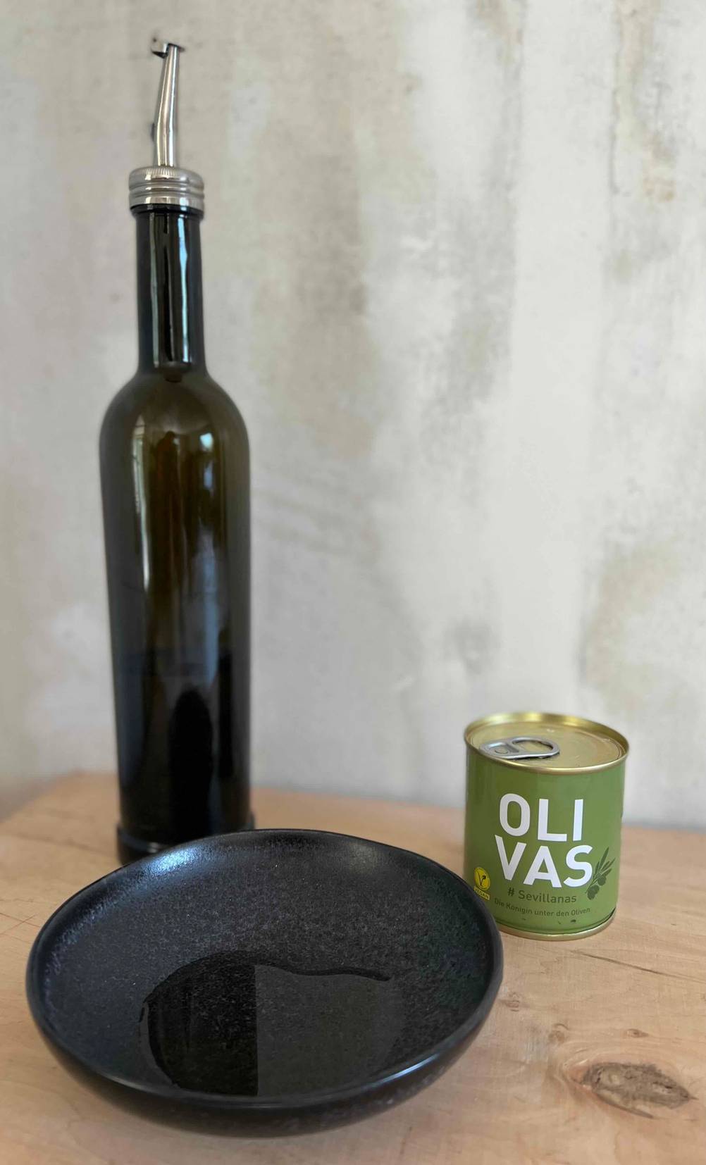 Olio-Extravergine und Oliven in der Dose.