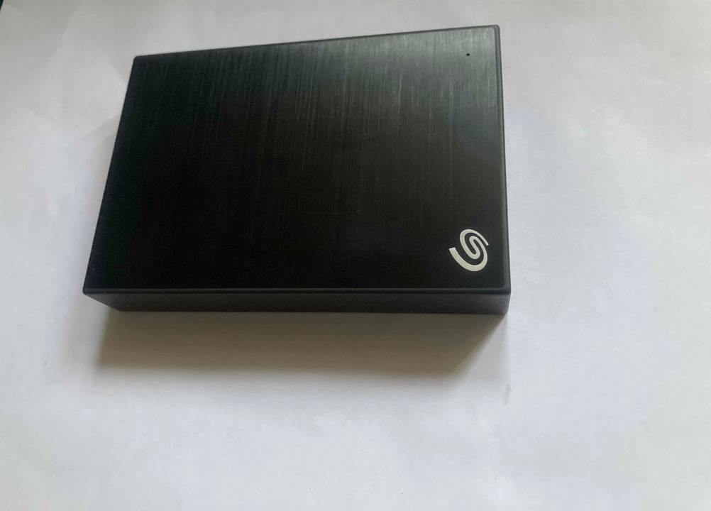 Getestet: externe Festplatte in Schwarz mit 5 TB Speicherplatz von Seagate auf weißem Hintergrund.