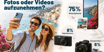 Beitragsbild zur Pressemitteilung "Geknipst, gespeichert, selten gedruckt: Urlaubsfotos bleiben meist digital". Ein junges Pärchen macht ein Selfie mit einem Smartphone vor einer Küstenkulisse.