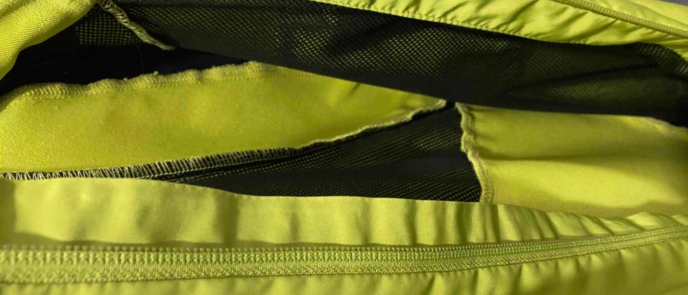Herren-Outdoor-Jacke-Test: Innenfutter einer Odlo-Jacke für Herren.