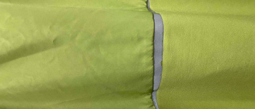 Outdoor-Jacke-Herren-Test: Reflektorstreifen einer Odlo Outdoor-Jacke für Herren.