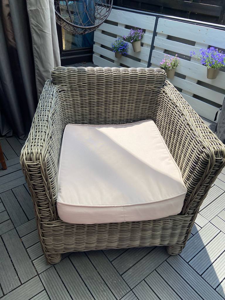 Getestete Rattan-Gartenmöbel: Ansicht von vorn auf einen Rattan-Stuhl inklusive Sitzkissen.