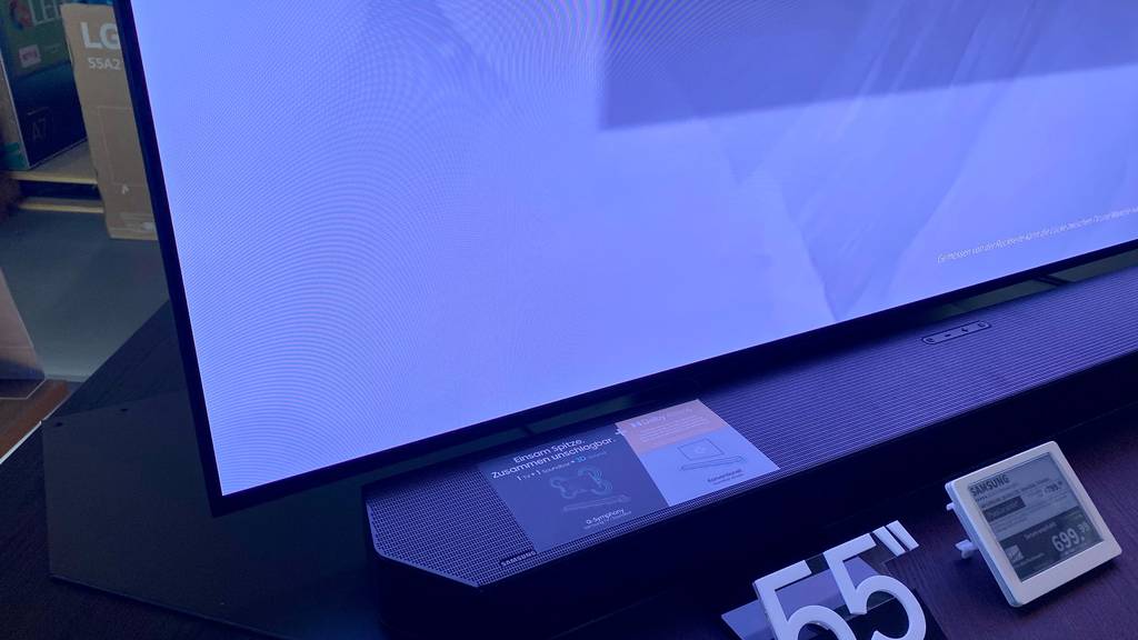Detailaufnahme des Bildschirms von einem 55-Zoll-Samsung-Fernseher im Test.
