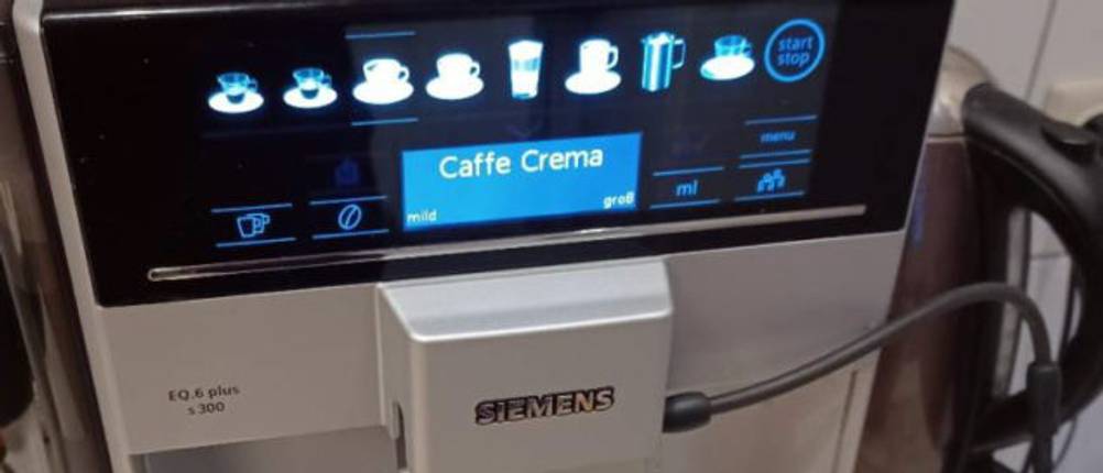 Kaffeevollautomat im Test in der Nahansicht des Displays mit den verschiedenen Auswahlmöglichkeiten.