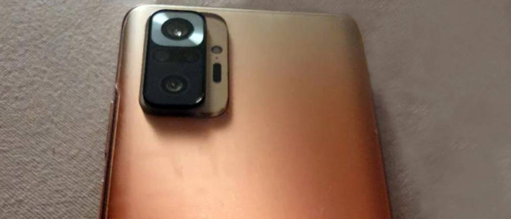 Nahaufnahme der Rückkamera des Xiaomi Redmi Note 10 Pro.