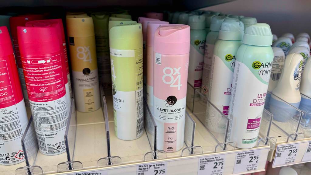 Getestet: 8x4-Deo-Sprays befinden sich in einem Verkaufsregal im Drogeriemarkt.