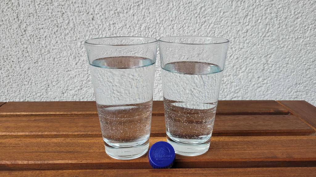 Nahaufnahme zweier Gläser mit kohlensäurehaltigem Mineralwasser aus einem Adelholzener-Wasser-Test.