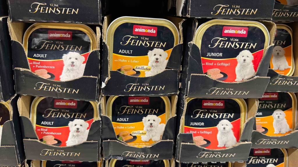 Getestet: Animonda-Nassfutter für Hunde in Schalen, die in einem Karton auf einem Verkaufsregal stehen.