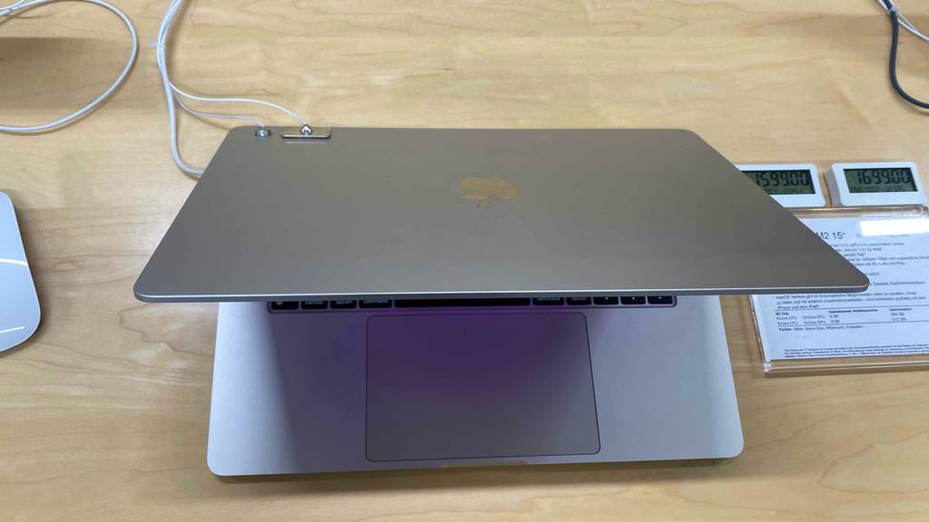 15-Zoll-Laptop-Test: ein halb zusammengeklapptes Apple-Laptop in Silber steht auf einem Verkaufstisch neben einem Preisschild.