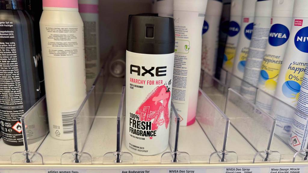 Getestet: Axe-Deo in einer Dose Spray steht auf einem Verkaufsregal im Drogeriemarkt.