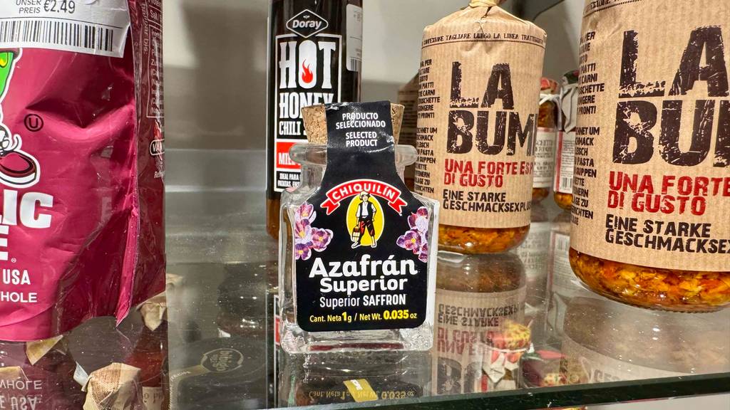 Azafran-Gewürze Test: Die 1-g-Glasdose mit Korkenverschluss steht auf einem Regal mit weiteren Gewürzen.