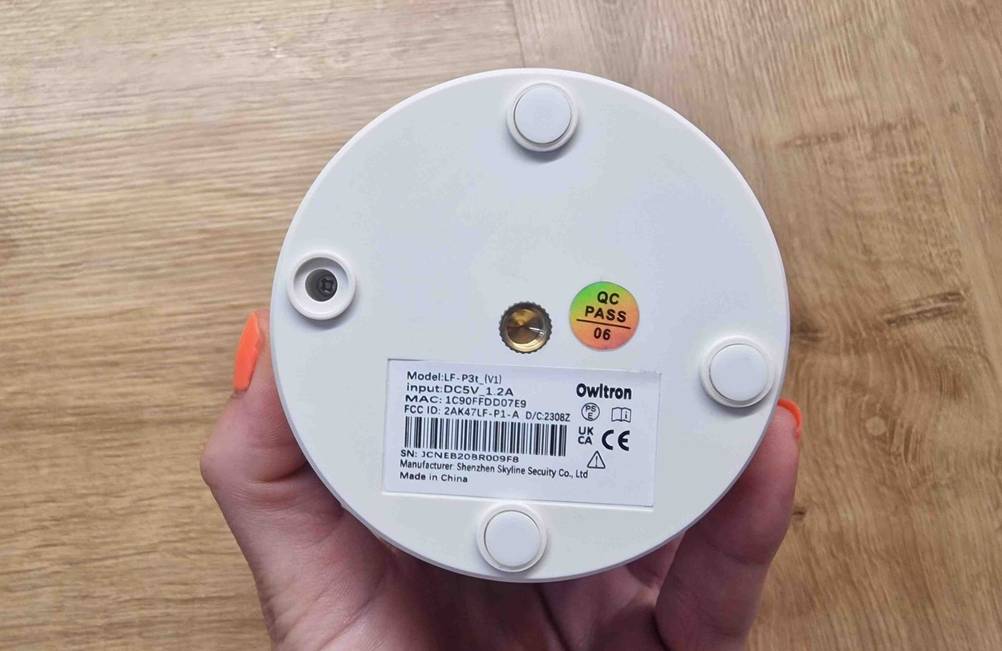 Ansicht des Standfußes von unten eines weißen Owltron Babyphones mit Kamera.