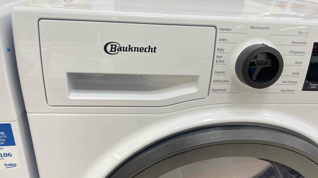 Detailansicht der Waschmittel-Schublade und des Programmwahl-Drehknopfs eines Bauknecht Wärmepumpentrockners mit 8 kg im Test.