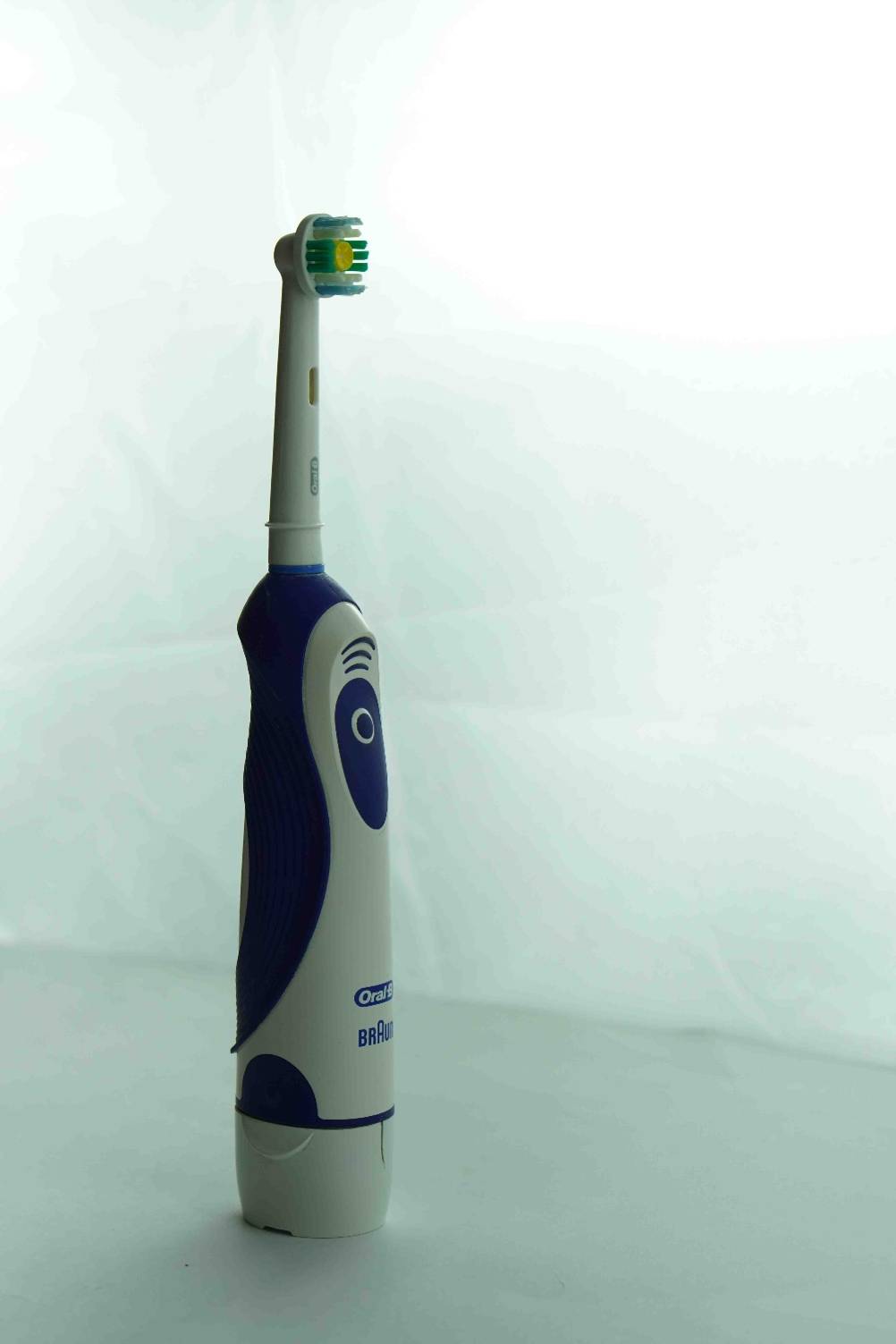 Getestet: Oral-B elektrische Zahnbürste von der Seite vor hellem Hintergrund.