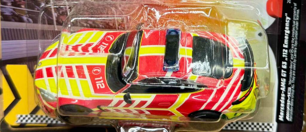 Nahaufnahme des getesteten Carrera-Go-Autos, das sich innerhalb der transparenten Verpackung befindet.