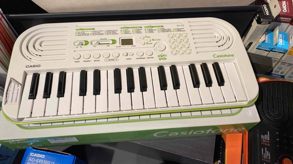Keyboard im Test: Ansicht von oben auf ein weißes Casiotone Keyboard von Casio.