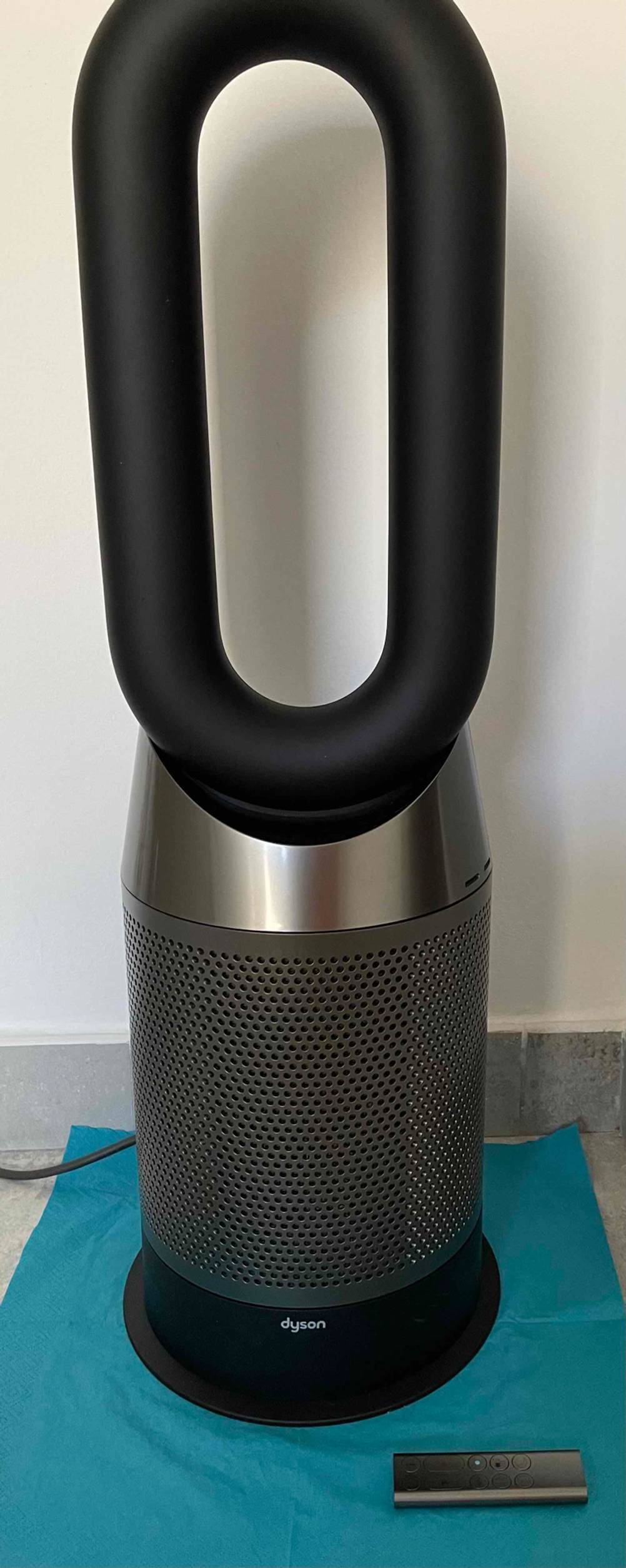 Vordere Ansicht eines stehenden Dyson-Ventilators im Test inklusive abnehmbarem Filtersystem.