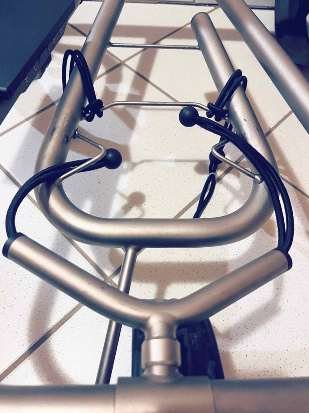 Blick auf das Aluminium-Gestell inklusive schwarzer elastischer Befestigungs-Gurte für das Golfbag eines getesteten Golf-Trolleys.