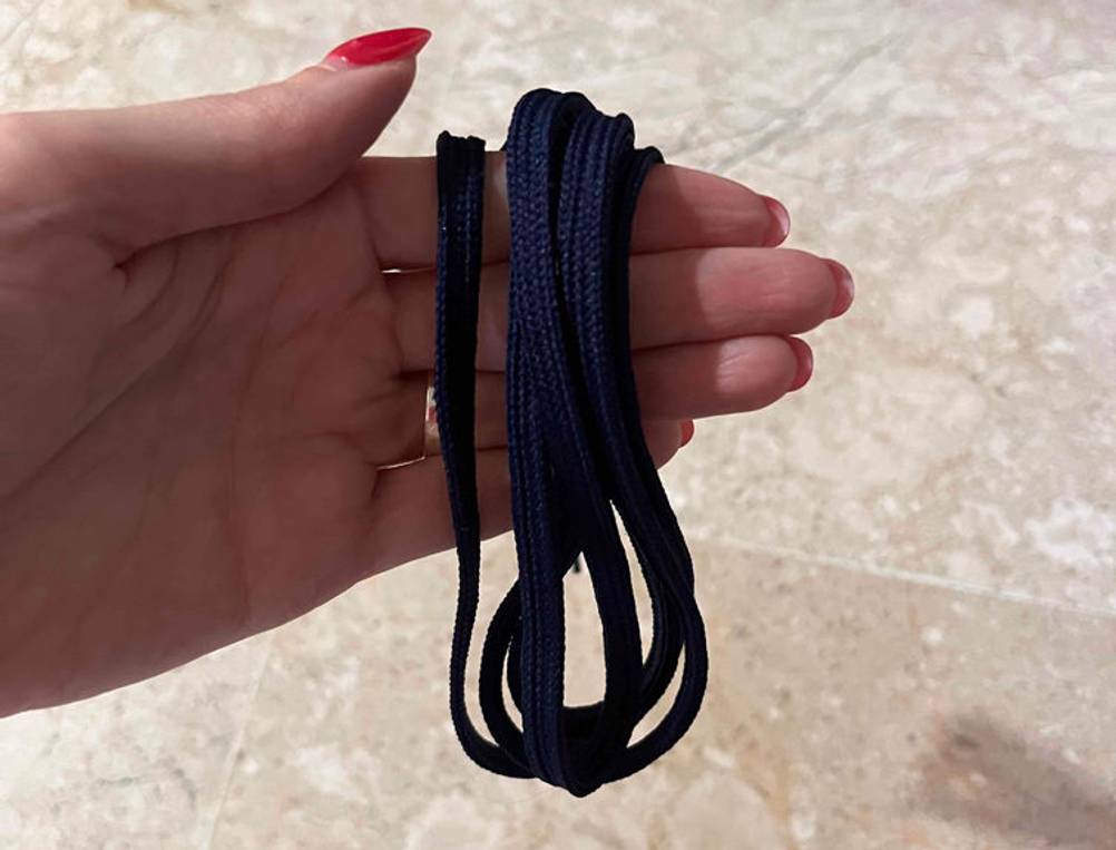 Elastische Schnürsenkel im Test: Hand hält zusammengelegte blaue Schnürsenkel.