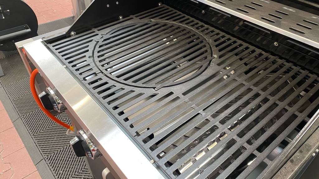 Enders-Gasgrill im Test: Nahaufnahme eines großen Grillrostes.