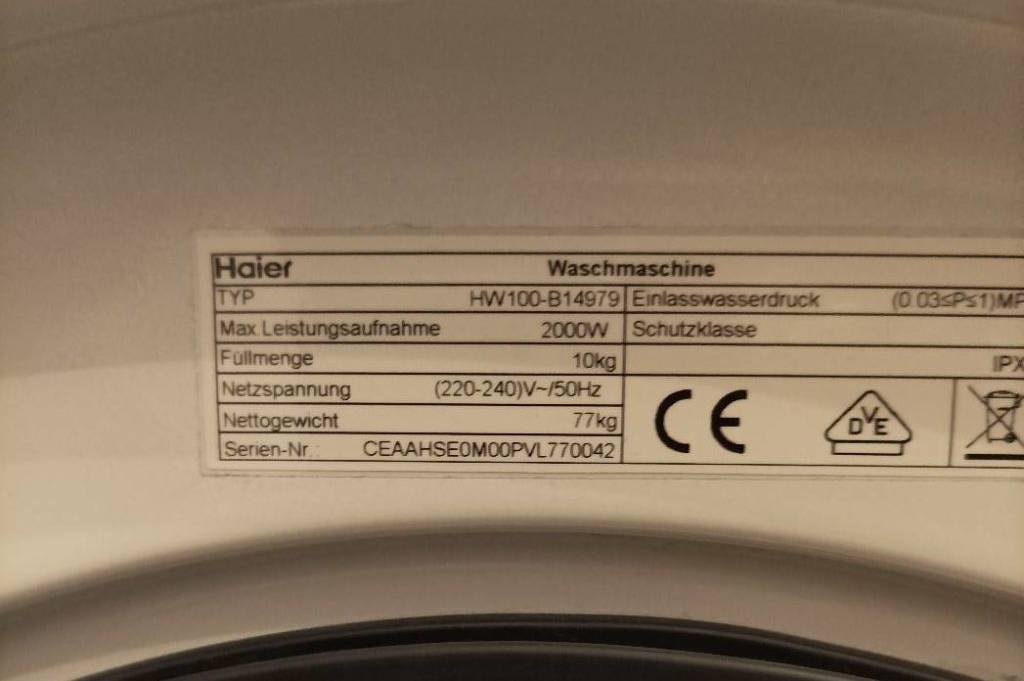 Detailaufnahme der Trommel und des Etiketts einer getesteten Haier-Waschmaschine vom Typ HW100-BI4978.