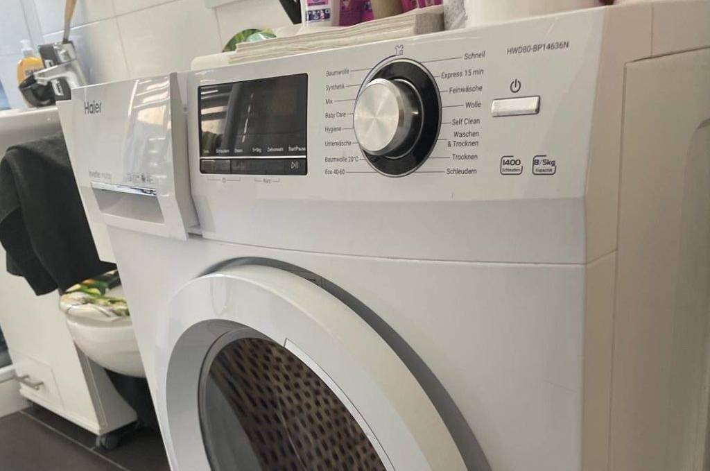 Haier-Waschmaschine getestet: Ein weißes Modell steht in einem Bazimmerbereich.