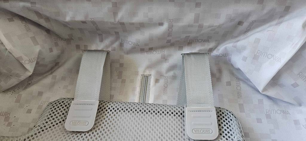 Hartschalenkoffer-groß im Test: Ansicht auf den weißen Innenstoff eines Modells von Rimowa.