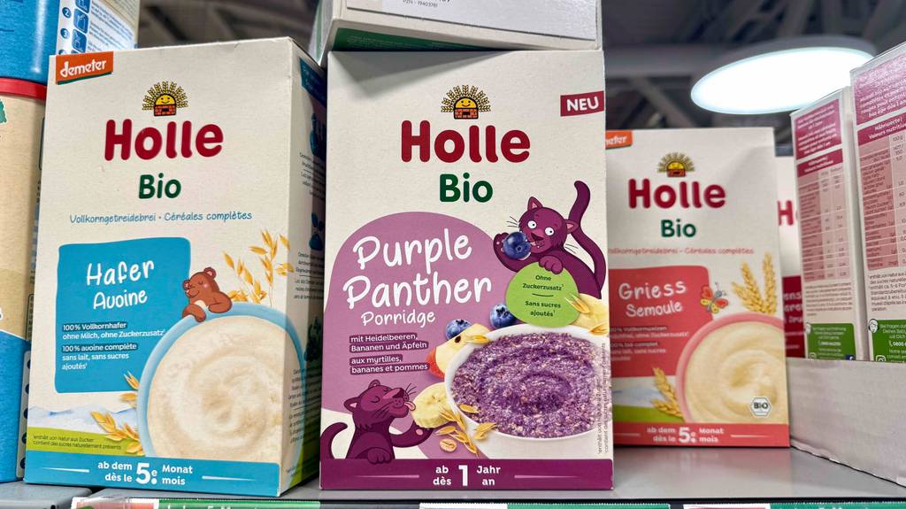 Im Test: Die Holle-Babynahrung in der Verpackung befindet sich neben Kindernahrung in einem Verkaufsregal.